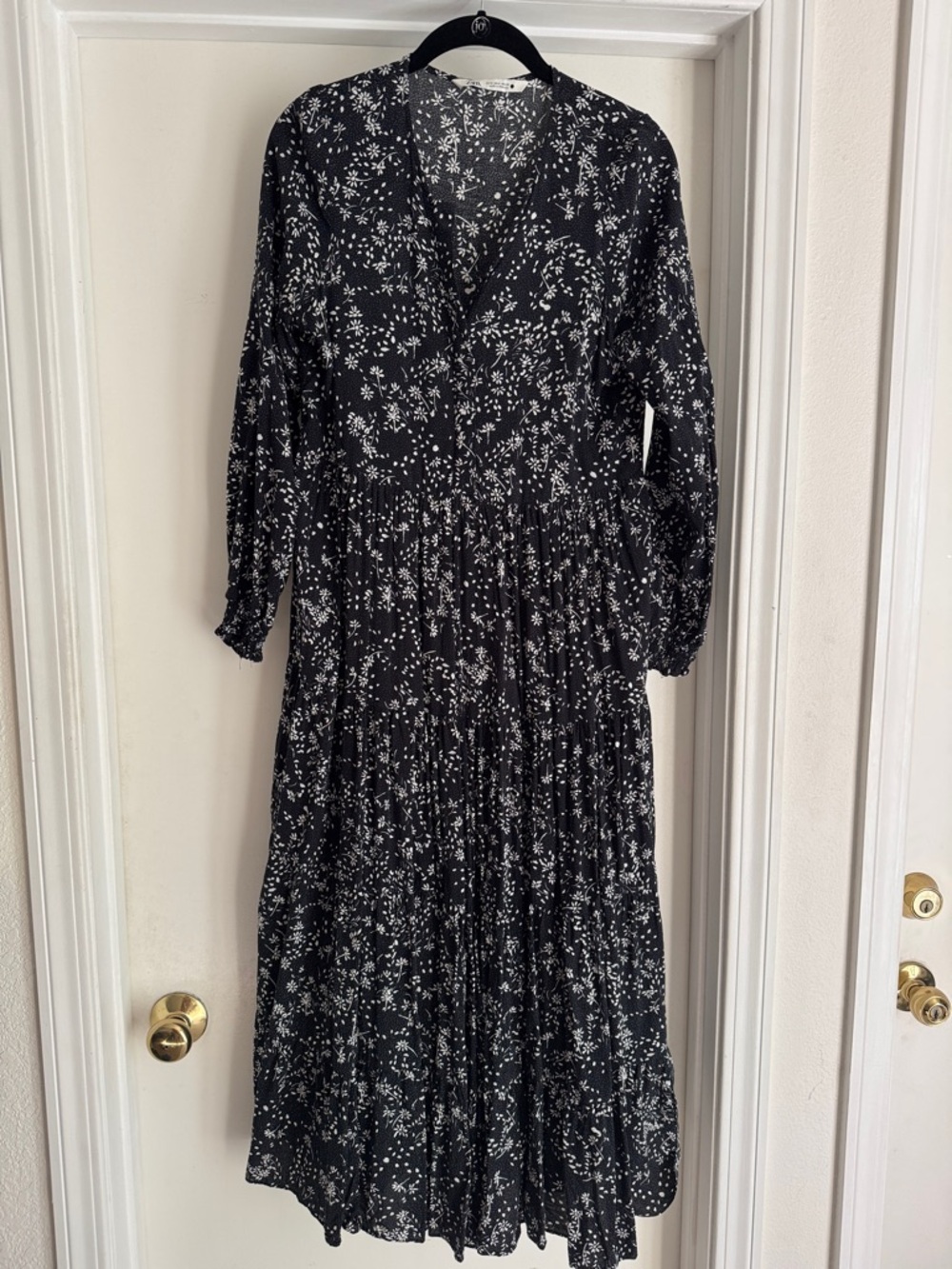 Zara Black and White Floral V-Neck Long Sleeve Maxi Dress small